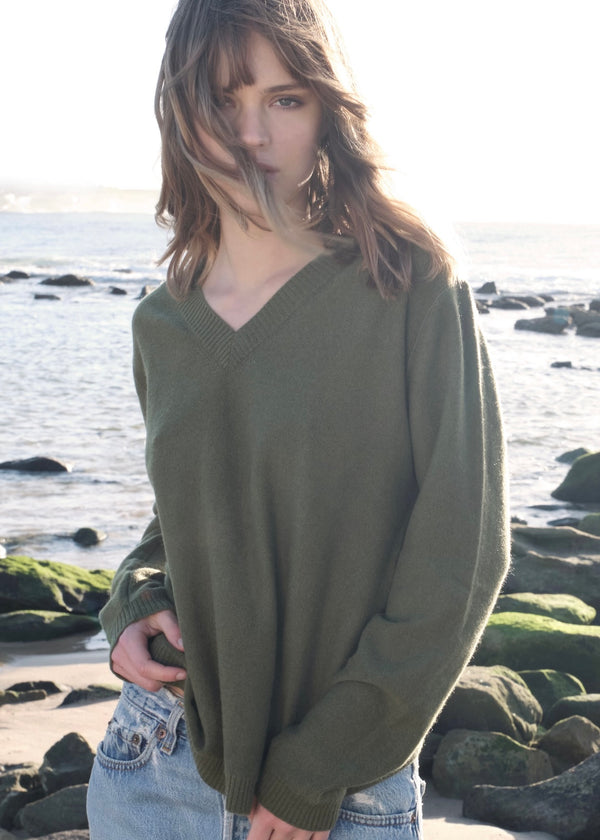 Sonya Hopkins 100% pure cashmere v neck in bayleaf green