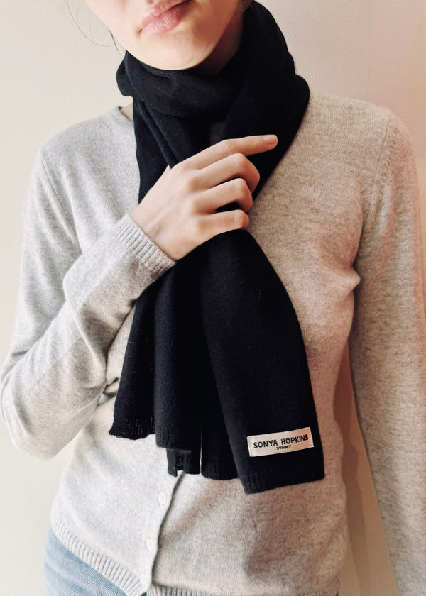 pure cashmere cashmere scarf in black - sonyahopkins.com