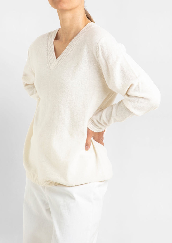 Sonya Hopkins 100% cashmere v neck in winter white