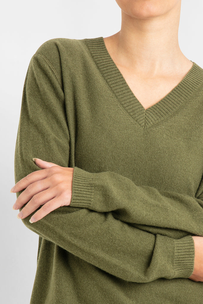 Sonya Hopkins 100% pure cashmere v neck in bayleaf green