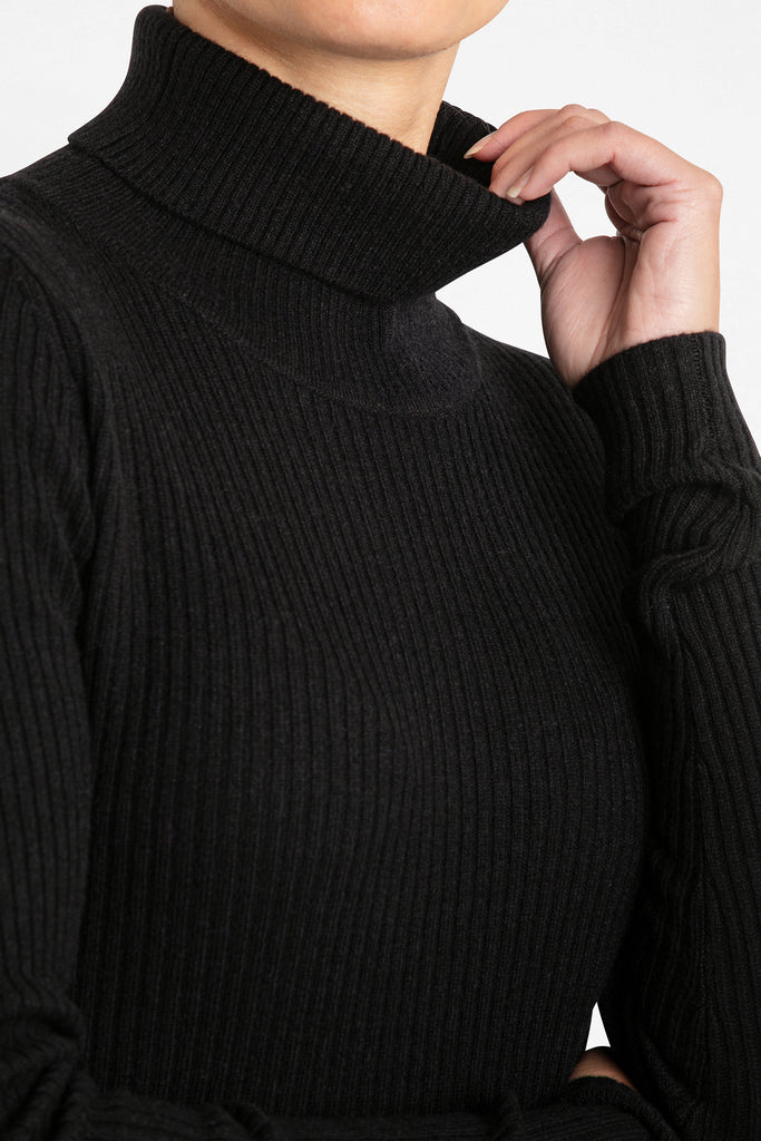 Sonya Hopkins 100% cashmere fine rib knit turtleneck in classic black